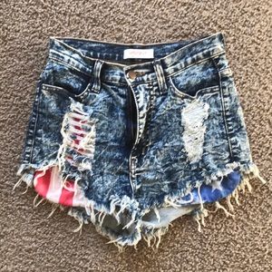 Distressed shorts with flag pockets